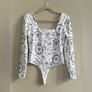 yummi by francesca's Long Sleeve Toile white and brown Print Bodysuit